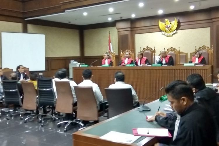 Sebanyak tujuh anggota DPRD Sumatera Utara periode 2009-2014 didakwa menerima suap dari Gubernur Sumatera Utara, Gatot Pujo Nugroho. Persidangan terhadap ketujuh anggota DPRD tersebut digelar di Pengadilan Tindak Pidana Korupsi Jakarta, Kamis (27/12/2018).