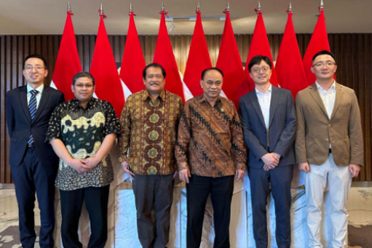 Budi Arie Setiadi, Menteri Kominfo (ketiga dari kanan) bersama dengan Cloude Lee, CEO APAC dari JOYY Group (kedua dari kanan) dan perwakilan dari Kementerian Kominfo, BIGO Technology Pte Ltd, serta JOYY Group.