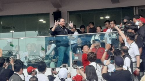 Ahok Hadiri Kampanye Ganjar-Mahfud di GBK, Acungkan Salam Metal