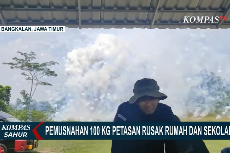 Tangkapan layar cuplikan video pemusnahan petasan dan kembang api di Kabupaten Bangkalan, Jawa Timur pada Sabtu (16/4/2022).