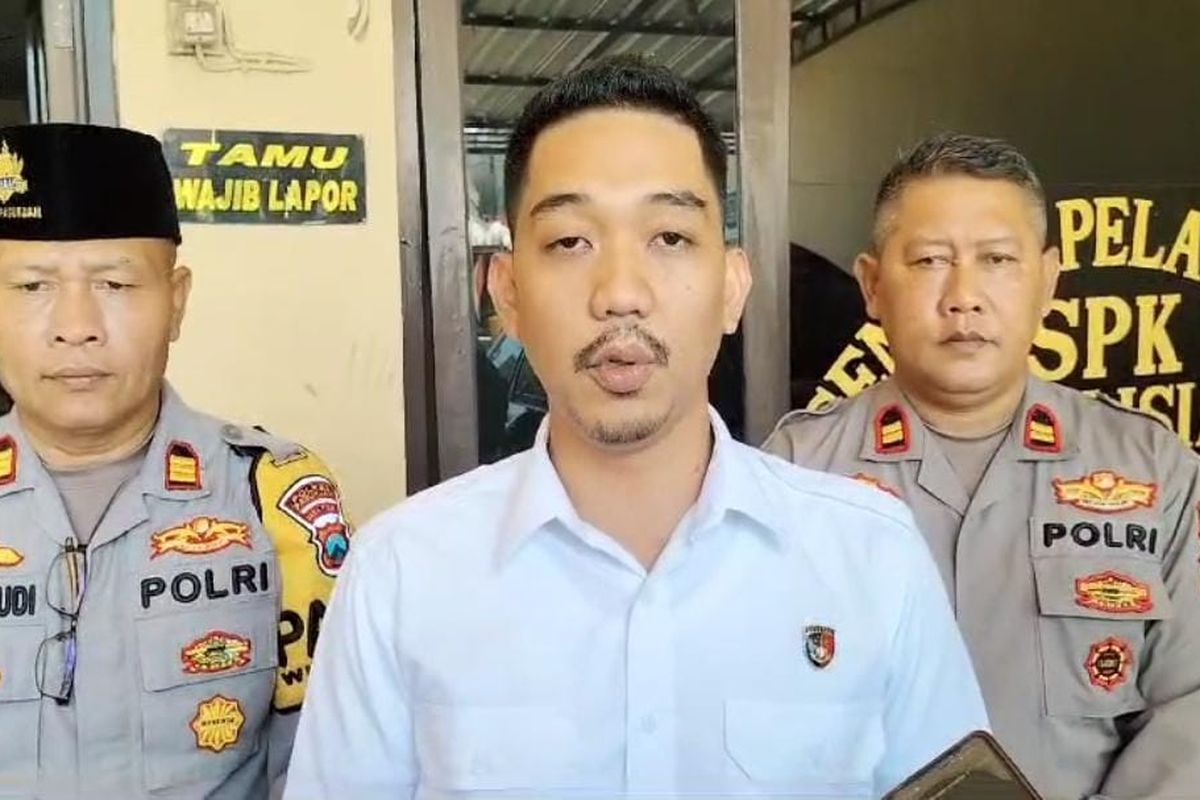 AKP Achmad Doni Meidianto, Kasat Reskrim Polres Pasuruan usai mendatangi lokasi kejadian pelemparan bom ikan yang mengakibatkan dua pemuda mengalami luka parah, Rabu (20 /11! 2024) 