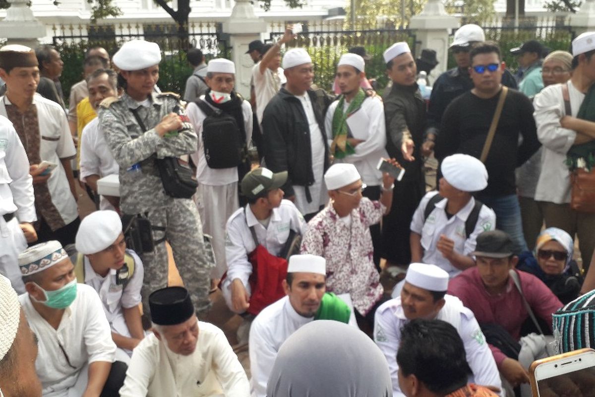 Sejumlah anggota Front Pembela Islam mendatangi kawasan Gedung Mahkamah Konstitusi, Jumat (14/6/2019).