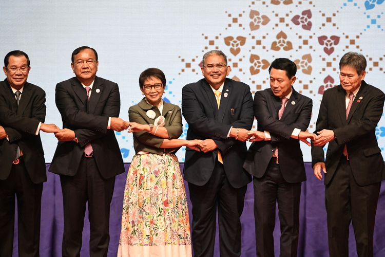 (L-R) Cambodia's Prime Minister Hun Sen, Cambodia's Foreign Minister Prak Sokhon, Indonesia's Foreign Minister Retno Marsudi, Brunei's Minister of Foreign Affairs II Erywan Yusof, Laos' Foreign Minister Saleumxay Kommasith and ASEAN Secretary-General Lim Jock Hoi shake hands as they pose for a family picture during the opening ceremony for the 55th Association of Southeast Asian Nations (ASEAN) Foreign Ministers Meeting in Phnom Penh, on August 3, 2022. (Photo by Tang Chhin Sothy / AFP)