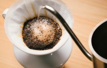Ilustrasi menyeduh kopi menggunakan kertas filter.