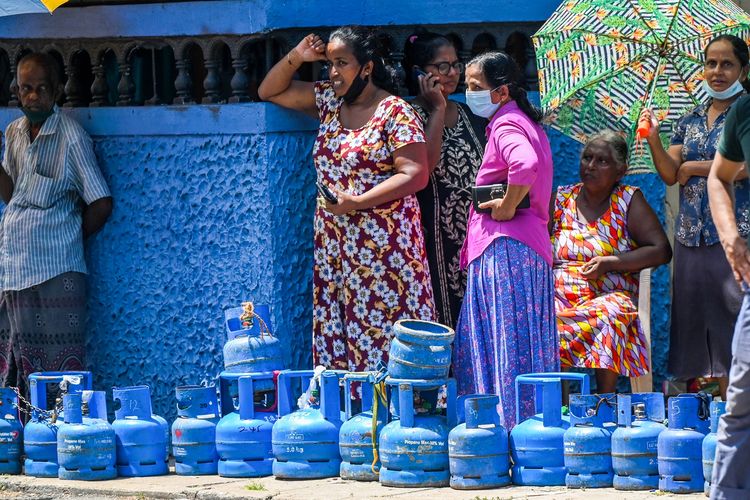 Antrean warga di Colombo pada 23 Mei 2022 untuk membeli elpiji memanjang sebagai akibat krisis Sri Lanka bangkrut. 