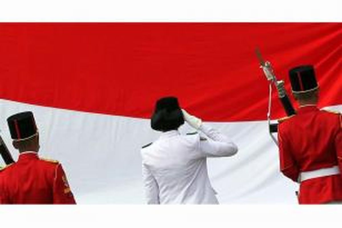 Pasukan Paskibraka bertugas menaikan Bendera Merah Putih dalam Upacara Peringatan Detik-detik Proklamasi HUT ke-70 RI di Istana Merdeka, Senin (17/8/2015).