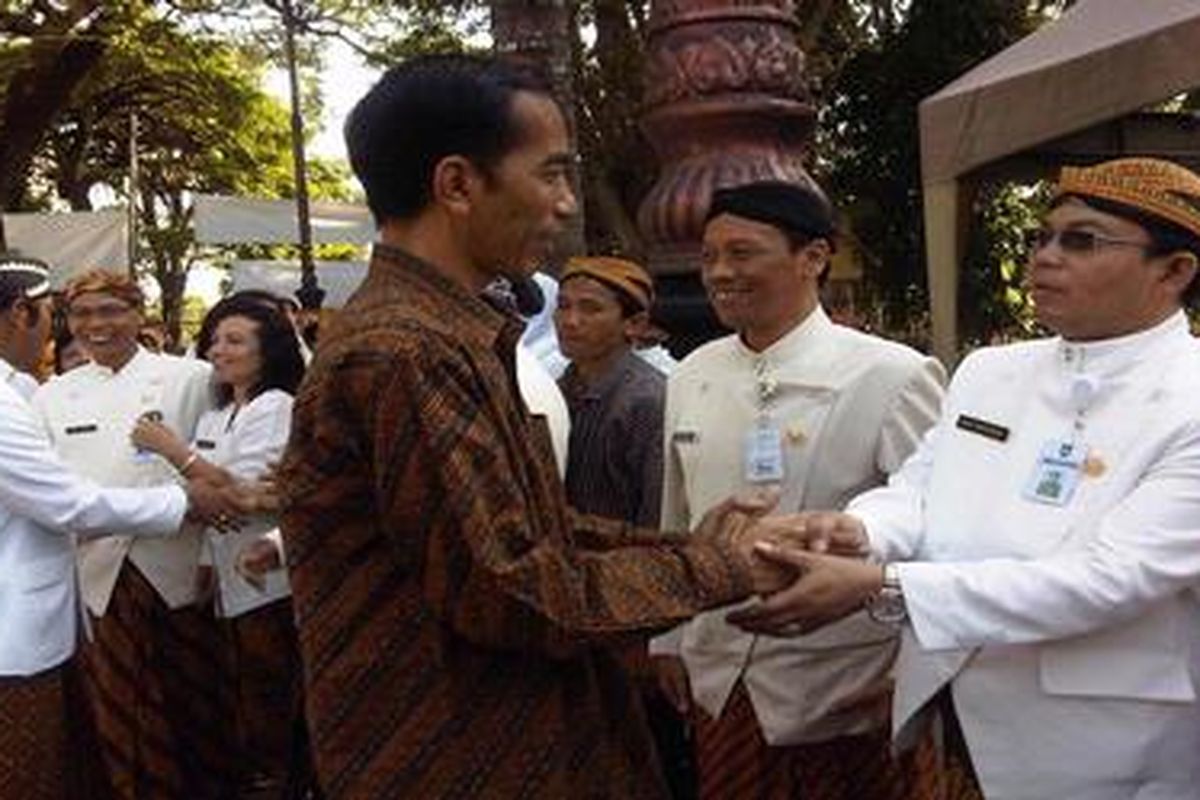 Wali Kota Solo Joko Widodo (Jokowi) mengikuti apel atau upacara yang kemungkinan menjadi apel terakhir yang diikutinya di halaman Balaikota Solo, Kamis (4/10/2012). 