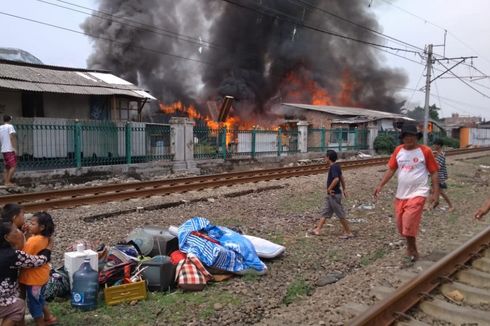 Kebakaran di Taman Kota, KRL Lintas Tangerang-Duri Terganggu