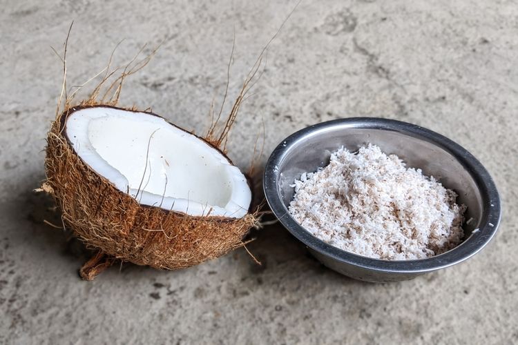 Ilustrasi ampas kelapa parut, yang dapat dimanfaatkan sebagai pupuk tanaman. 
