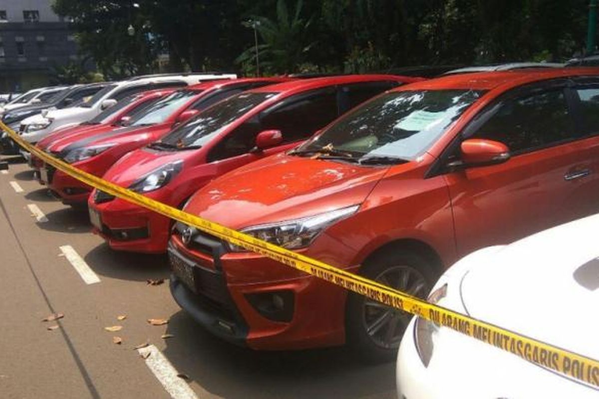 Mobil sitaan para tersangka Pandawa Mandiri Group diamankan di Mapolda Metro Jaya, Kamis (9/3/2017).