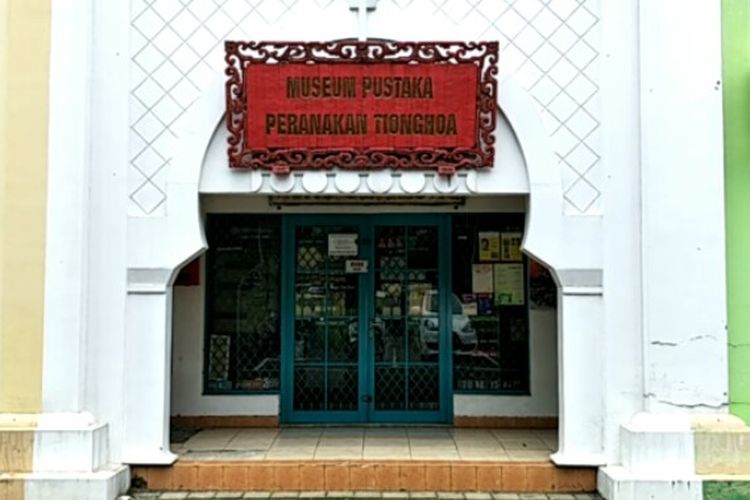 Museum Pustaka Peranakan Tionghoa yang berlokasi di Ruko Kawasan BSD Serpong, Tangerang Selatan. Museum tersebut didirikan oleh orang Indonesia asal Aceh, Azmi Abubakar. 