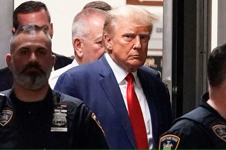Mantan Presiden AS Donald Trump digiring menuju ruang persidangan di New York, pada 4 April 2023.