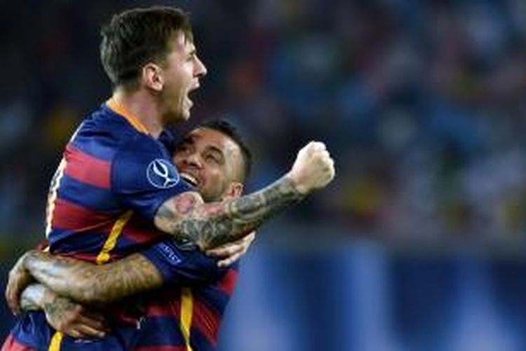 Bintang Barcelona, Lionel Messi, berselebrasi bersama rekannya, Dani Alves (kanan), seusai mencetak gol dalam pertandingan Piala Super Eropa melawan Sevilla, di Tbilisi, Selasa (11/8/2015). 