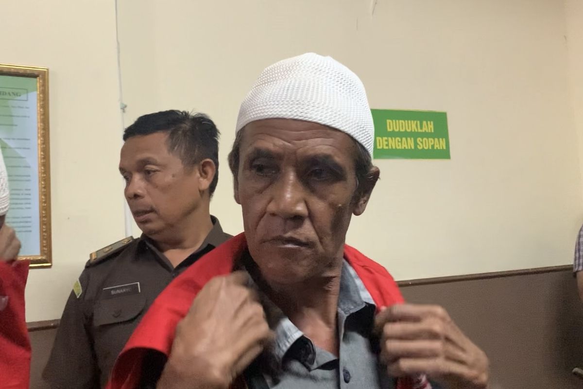 Terdakwa kasus pembunuhan berencana atau dikenal serial killer Wowon Erawan (60) di PN Bekasi, Selasa (5/9/2023). Ia menutup rapat mulutnya ditanya mengenai perasaan, harapan, serta kesiapannya menghadapi tuntutan hukuman usai membunuh 9 orang termasuk istri dan anak.