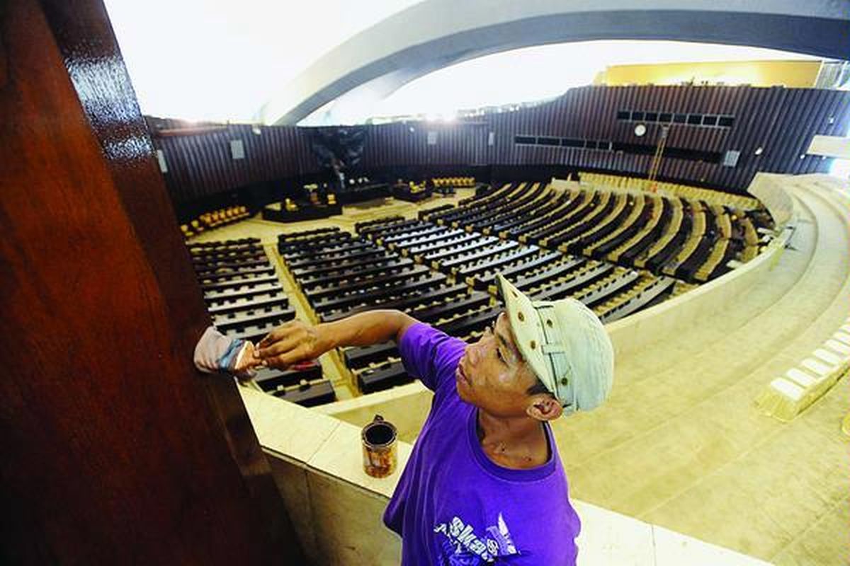 Pekerja membersihkan interior Gedung Nusantara di kompleks Parlemen, Senayan, Jakarta, Rabu (8/8). Gedung Nusantara akan digunakan untuk pidato kenegaraan Presiden Republik Indonesia dalam rangka Peringatan Hari Kemerdekaan Ke-67 RI pada 16 Agustus mendatang.