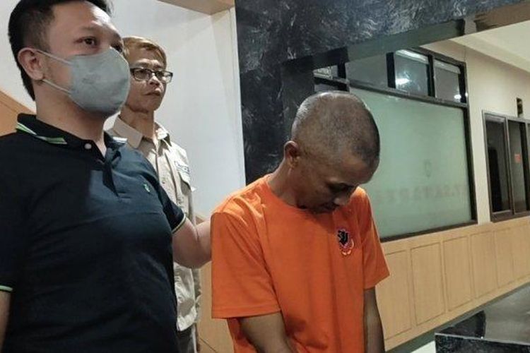 Inilah tampang Aep Saepudin (50), seorang oknum guru ngaji di Garut yang merudapaksa 17 muridnya, saat dihadirkan dalam gelar perkara di Polres Garut, Polda Jabar, Kamis (1/6/2023).
