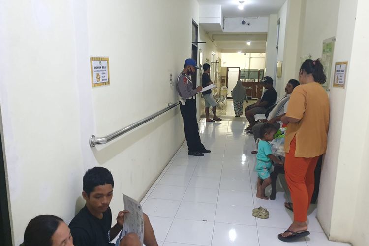 Pihak keluarga saat menunggu perawatan bocah yang terkena ledakan petasan di Banyuwangi, Senin (1/4/2024)