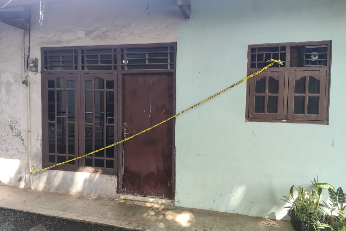 Rumah kontrakan tempat perempuan berinisial R (31) ditemukan bersimbah darah di dalam rumah kontrakannya di Pondok Jaya, Cipayung, Depok, Jawa Barat, pada Jumat (9/7/2021) pagi. 