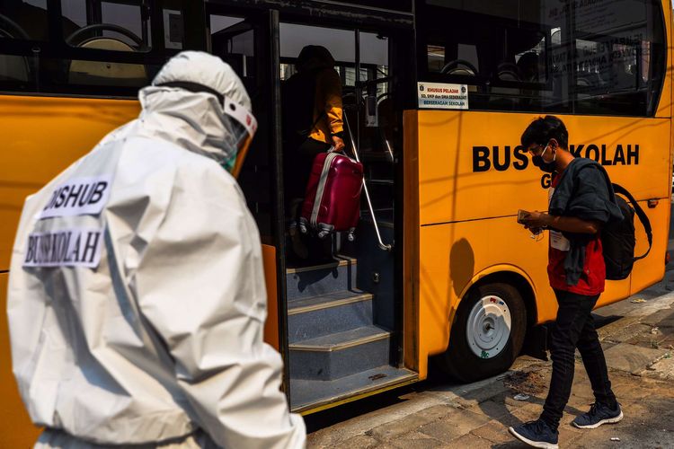 Pasien positif Covid-19 orang tanpa gejala (OTG) memasuki bus sekolah menuju Rumah Sakit Darurat Wisma Atlet untuk di karantina, Kamis (17/9/2020). Pemerintah Provinsi DKI Jakarta mengetatkan kembali pembatasan sosial berskala besar, per senin 14 september. Pasien positif Covid-19 tanpa gejala (orang tanpa gejala/OTG) yang sebelumnya bisa menjalani isolasi mandiri di rumah, saat ini harus dikarantina di tempat isolasi pemerintah, seperti di Rumah Sakit Darurat Wisma Atlet.