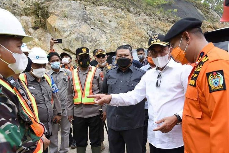 Gubernur Sumut Edy Rahmayadi kunjungi lokasi longsor di area proyek PLTA Batang Toru, Tapanuli Selatan, Minggu (2/5/2021). Edy datang bersama Panglima Daerah Militer I/Bukit Barisan Mayor Jenderal (Mayjen) Hassanudin, Kepala Polisi Daerah Sumut Inspektur Jenderal (Irjen) RZ Panca Putra Simanjuntak dan Kepala Badan Intelijen Negara Daerah (Kabinda) Sumut Brigadir Jenderal (Brigjen) TNI Asep Jauhari Puja Laksana.