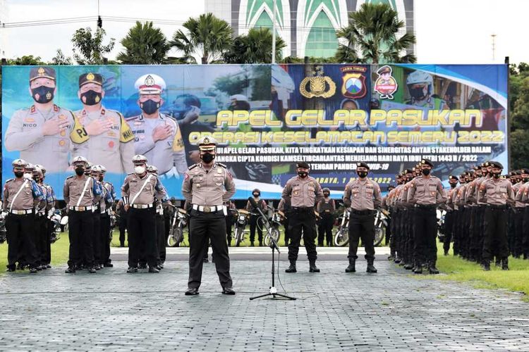 Kombes Pol Aris Saat Membacakan Amanat Kapolda Jatim Irjen Pol Nico Afinta Dalam Apel Operasi Keselamatan Semeru 2022, di Mapolda Jatim, Selasa (1/3/2022)