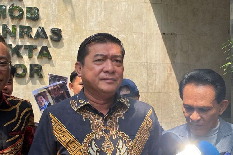 Ketua Umum Solidaritas Merah Putih (Solmet), Silfester Matutina, dan Sekretaris Jenderal (Sekjen) Perkumpulan Advokat Indonesia (Peradi) Bersatu, Ade Darmawan, menjalani pemeriksaan sebagai saksi atas kasus tudingan ijazah palsu milik Presiden ke-7 Indonesia, Joko Widodo, Senin (4/8/2025).
