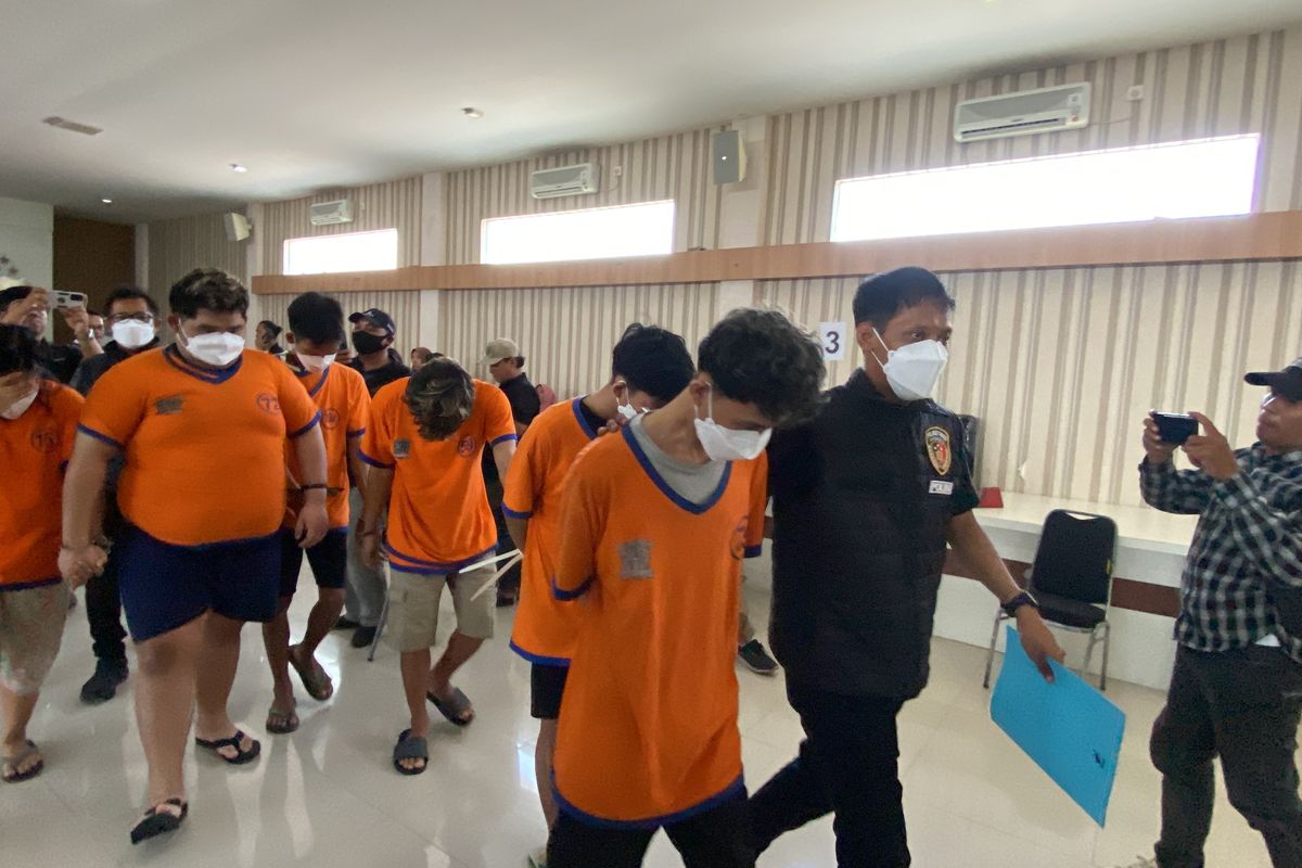 Para pelaku prostitusi anak saat berada di Mapolrestabes Surabaya, Selasa (14/5/2024).