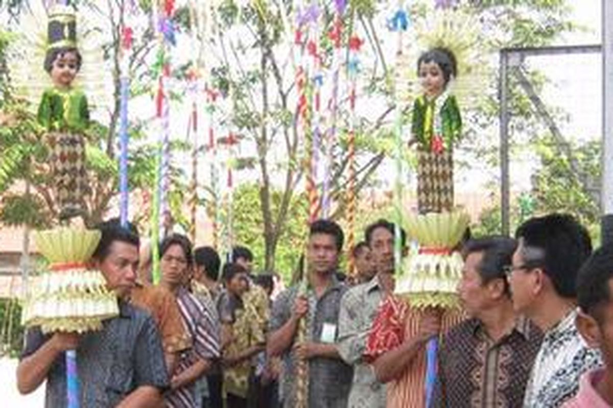 Sepasang pengantin tebu, saat diarak masuk ke PG. Cepiring, Kendal, Jawa Tengah.