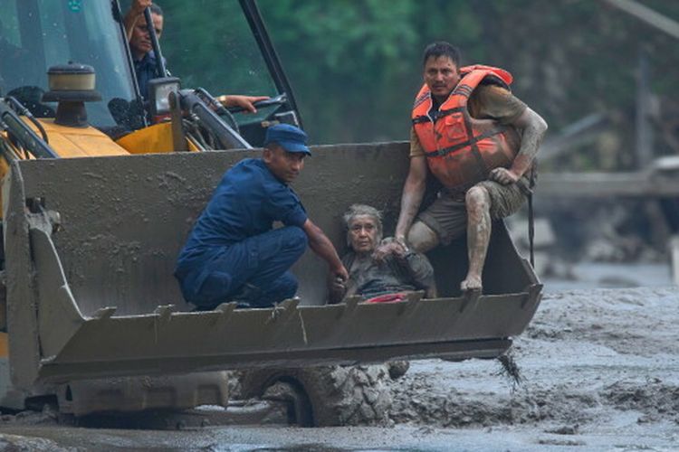 Di Tengah Ribuan Orang Hilang, Lansia 97 Tahun Selamat dari Reruntuhan Banjir Nepal