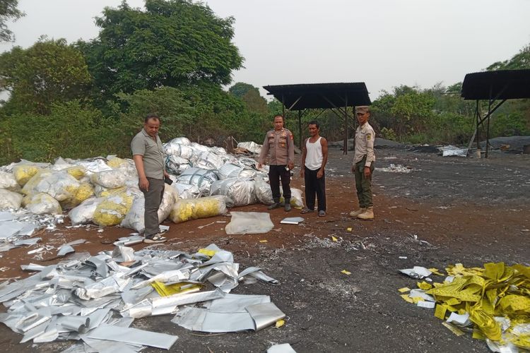Ganggu Kesehatan Warga, Polisi Tutup Aktivitas Pembakaran Bungkus Permen dan Obat di Rumpin Bogor