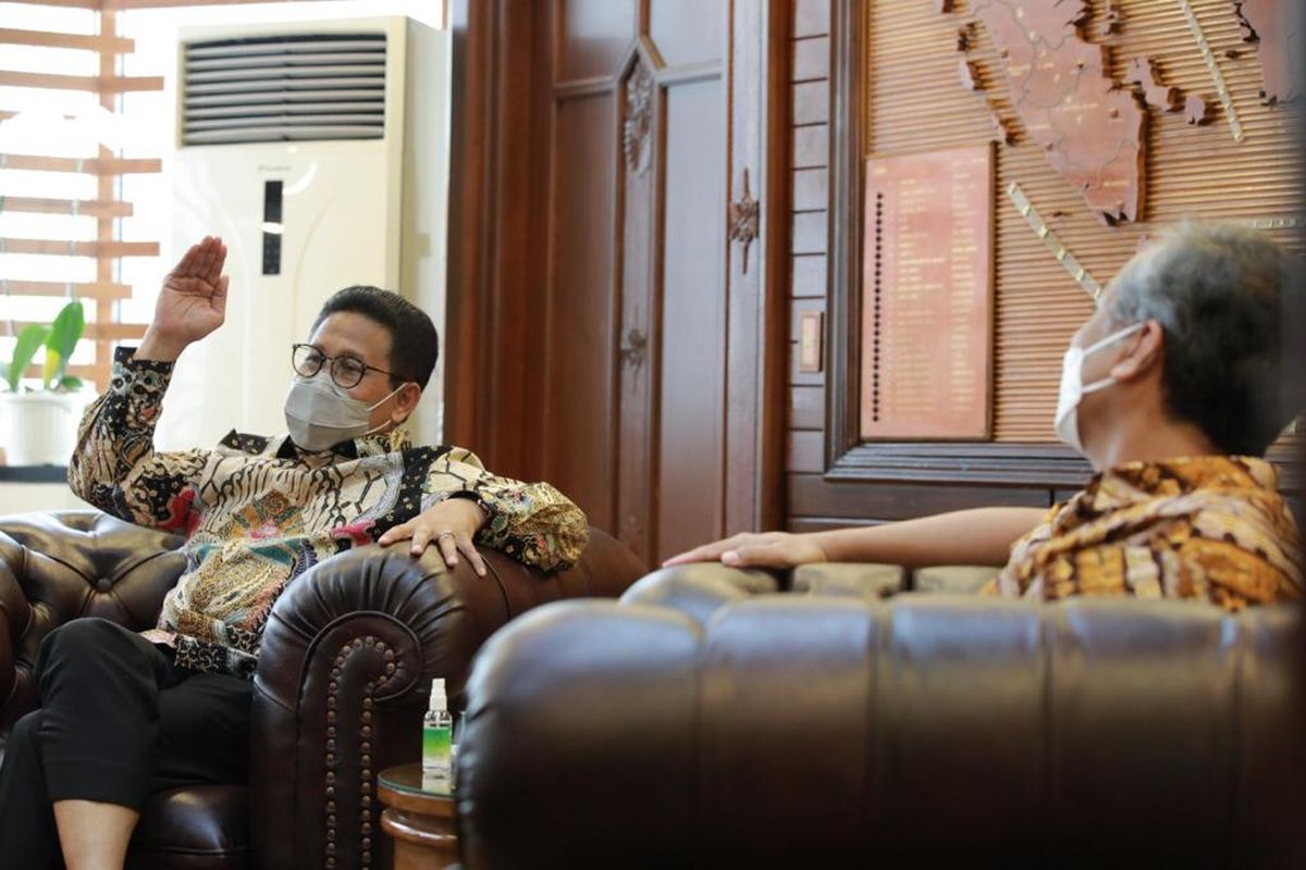 Menteri Desa, Pembangunan Daerah Tertinggal dan Transmigrasi (PDTT) Abdul Halim Iskandar (Gus Halim) saat menerima kunjungan perwakilan Indonesian Social Sustainability Forum (ISSF) di kantornya, Jakarta, pada Rabu (24/11/2021).