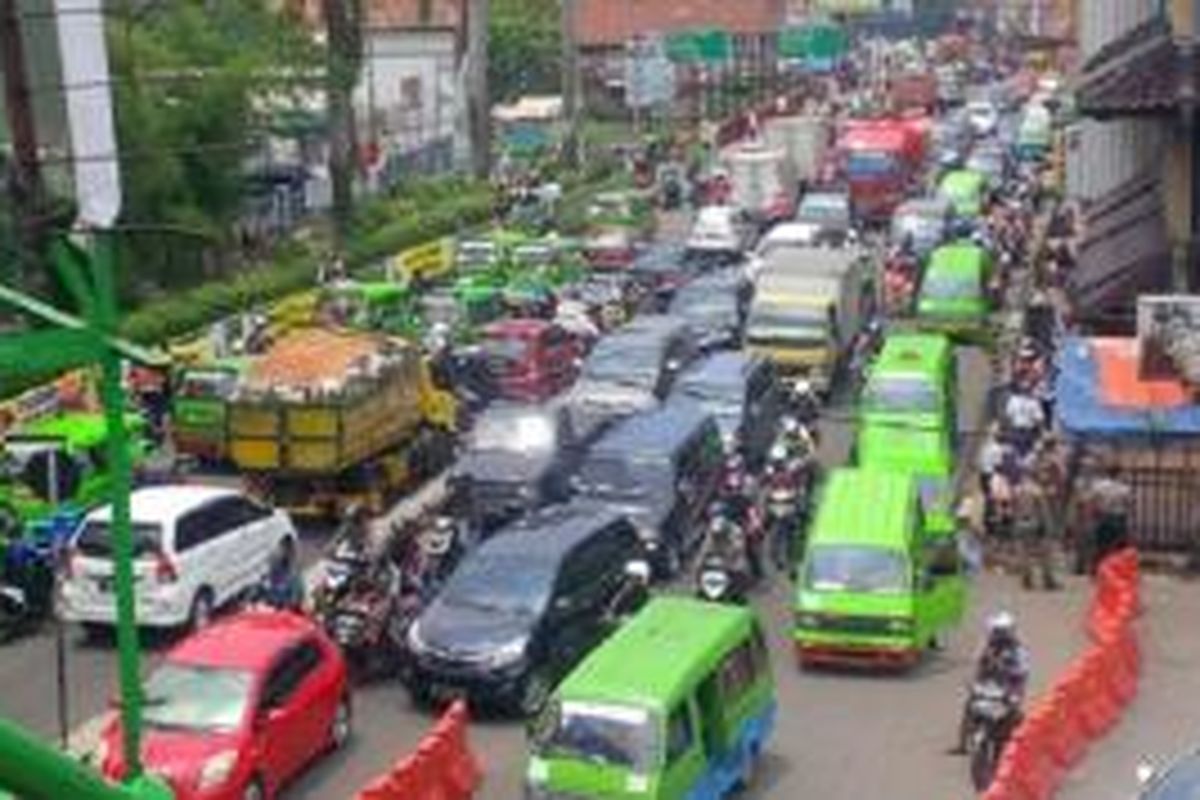 Kondisi macet di Jl Kapten Muslihat, Kota Bogor. Banyaknya angkot yang tidak seimbang dengan kapasitas jalan dituding sebagai biang keladi kemacetan.