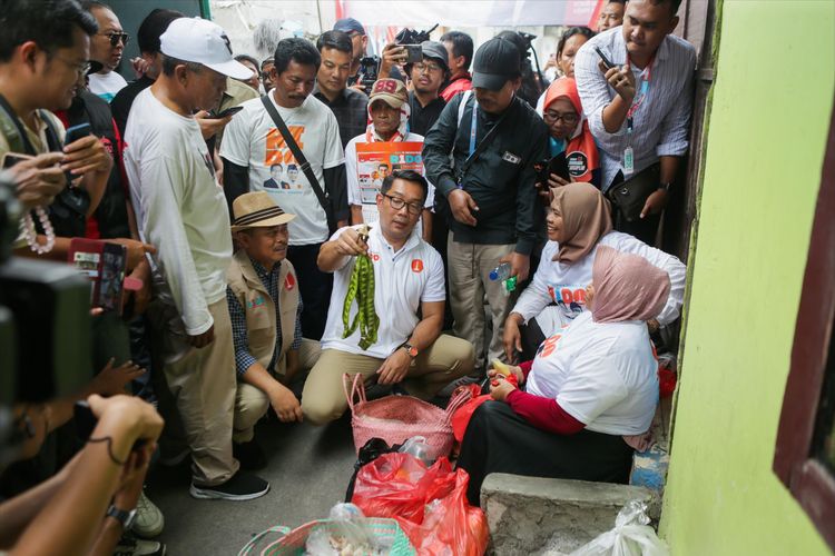 Cagub DKI Jakarta nomor urut 1 Ridwan Kamil saat melakukan agenda blusukan di salah satu kampung di Jakarta. 