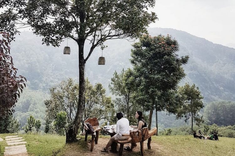 Resto yang berkonsep back to nature, dikelilingi oleh bukit dan pepohonan.