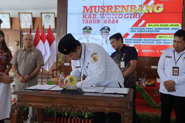 Bupati Wonogiri, Joko Sutopo menandantangani dokumen RPJPD 2025-2045 dan RPKD 2025 dalam Musrenbang Kabupaten Wonogiri 2024 yang digelar di Pendopo Kabupaten Wonogiri, Jawa Tengah, Rabu (6/3/2024).