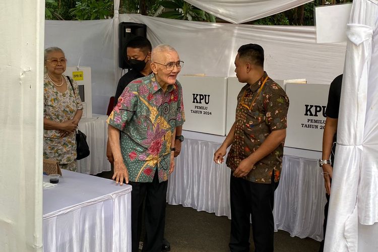 Mantan Wakil Presiden keenam Try Sutrisno mengikuti pencoblosan ulang di TPS 043, Menteng, Jakarta Pusat, Sabtu (24/2/2024). 