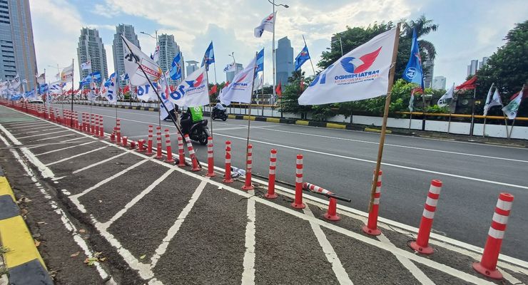 Bendera Partai Terpasang di Jalur Sepeda Jembatan Ciliwung Cokroaminoto, “Stick Cone” Sampai Bengkok 