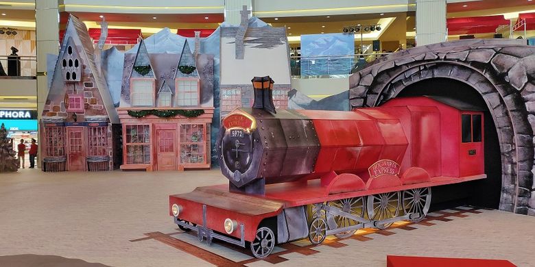 Instalasi Holiday at Mal Taman Anggrek with Harry Potter yang diadakan di Centre Atrium Mal Taman Anggrek mulai dari 28 November 2019 hingga 12 Januari 2020.