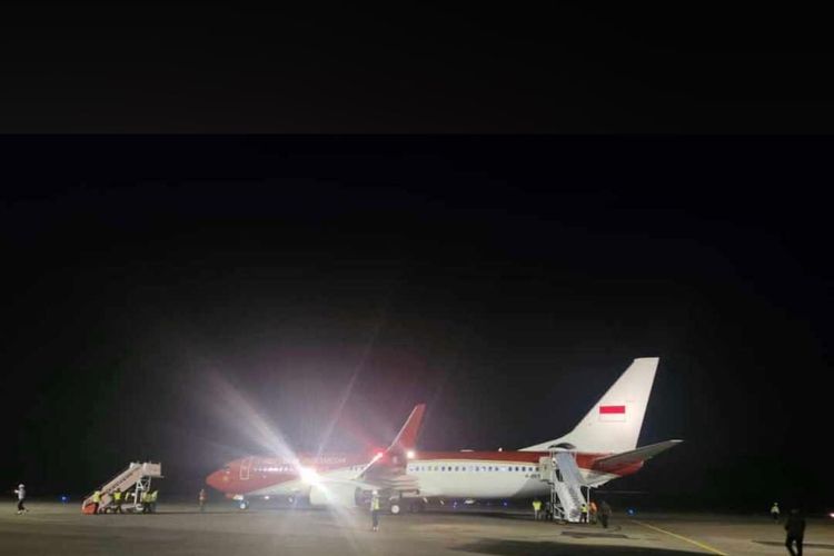 Foto : Presiden Republik Indonesia, Joko Widodo, tiba di Bandara Komodo Labuan Bajo, Kabupaten Manggarai Barat, NTT, pada pukul 18.30 WITA.