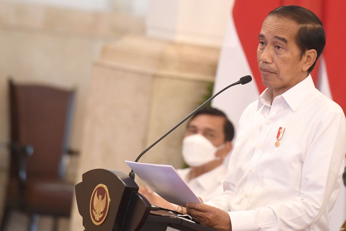 President Joko Widodo chairs plenary cabinet meeting on anticipation of food and energy crises in the State Palace in Jakarta on Monday, June 20, 2022. ANTARA FOTO/Hafidz Mubarak A/foc.