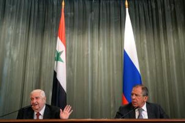 Menlu Rusia Sergei Lavrov (kanan) dan Menlu Suriah Walid al-Muallem dalam jumpa pers di Moskwa, Senin (9/9/2013).