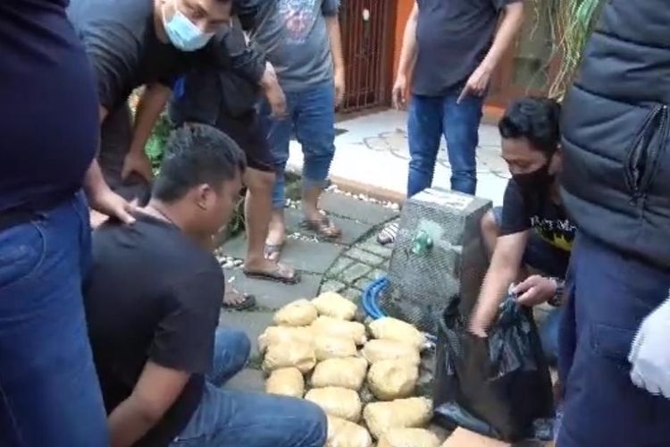 Penangkapan dua kurir pengedar sabu di Bintaro, Tangerang Selatan, Sabtu (11/7/2020)