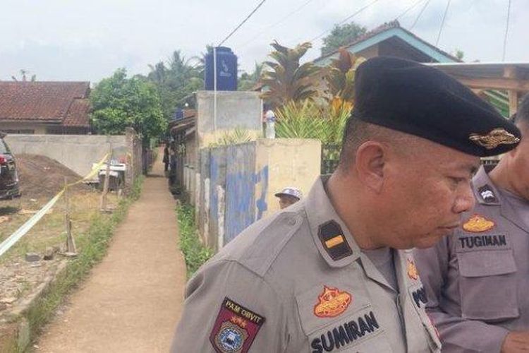 Puslabfor Polri dan Polda Metro Jaya melakukan penggalian makam korban pembunuhan yang dikubur di perkarangan rumah di Kampung Babakan Mande, Desa Gunungsari, Kecamatan Ciranjang, Kabupaten Cianjur, Kamis (19/1/2023).  

