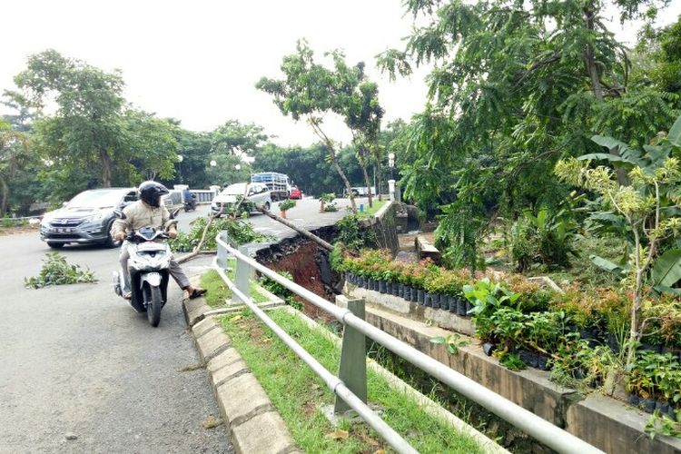 Amblasnya turap jembatan yang berlokasi di Pondok Kacang Barat, Pondok Aren, Tangerang Selatan, dikhawatirkan para pengendara.Sebab, amblasnya turap tersebut hingga mamakan sebagagian sisi kiri jalan yang sampai saat ini dilintasi kendaraan. 