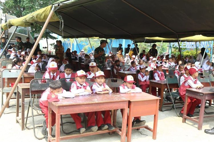 Anak-anak SDN 118 Palembang mengikuti program Dapur Masuk Sekolah yang diadakan oleh Kodam II Sriwijaya.