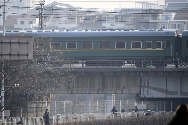 Kereta yang mengangkut Pemimpin Korea Utara Kim Jong Un beserta istri dan rombongannya meninggalkan Beijing, China, pada 9 Januari 2019.