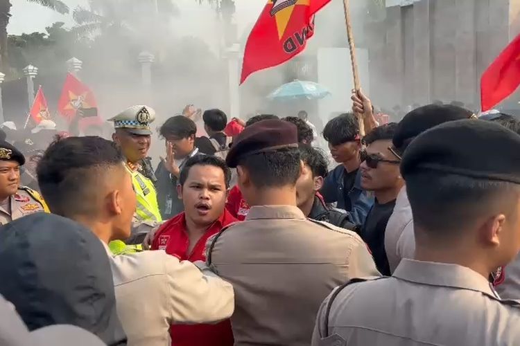 Bakar Ban Saat Demo di Depan Gedung DPR, Massa LMND Saling Dorong dengan Polisi