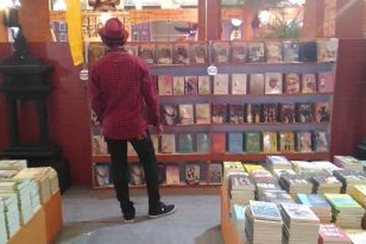 Seorang pengunjung sedang melihat-lihat buku di acara KG Fair 2015 di JCC, Senayan.
