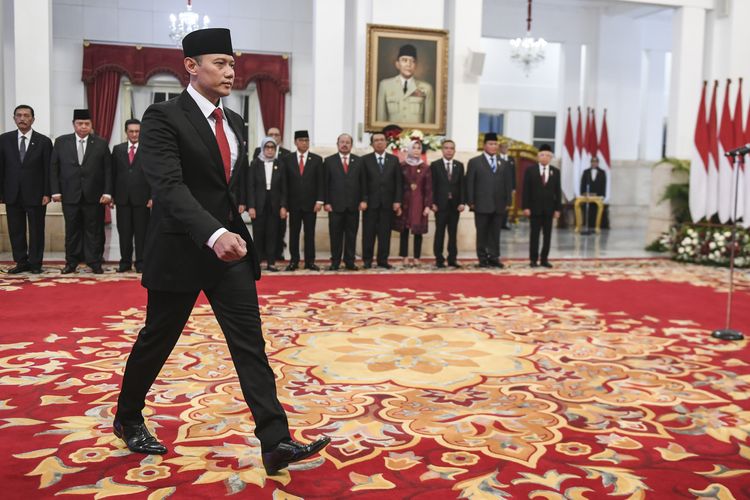 Ketua Umum Partai Demokrat Agus Harimurti Yudhoyono bersiap menandatangani berita acara pelantikannya sebagai Menteri Agraria dan Tata Ruang/Kepala Badan Pertanahan Nasional (ATR/BPN)di Istana Negara, Jakarta, Rabu (21/2/2024). Presiden Joko Widodo melantik Agus Harimurti Yudhoyono menjadi Menteri ATR/Kepala BPN menggantikan Hadi Tjahjanto yang dilantik menjadi Menko Polhukam pada sisa masa jabatan periode tahun 2019-2024 Kabinet Indonesia Maju. 