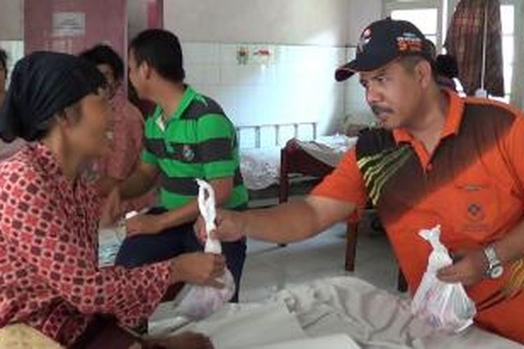 Ananto Heri Wibowo selaku Kepala Bagian Umum RSUD Brebes membagikan daging kurban kepada pasien bangsal kelas 3 di lingkungan rumah sakit. 
